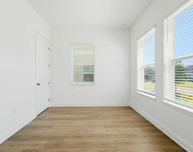16453 Hamlin View Street - Photo Thumbnail 2