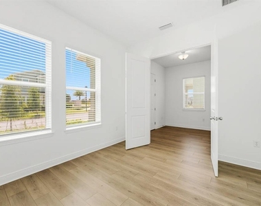 16453 Hamlin View Street - Photo Thumbnail 3