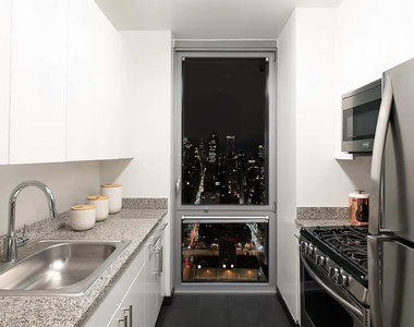 505 West 37th Street - Photo Thumbnail 4