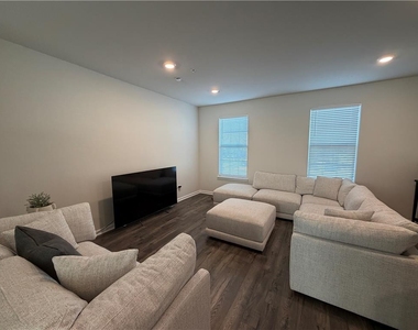 1128 Meadowlark Drive - Photo Thumbnail 3