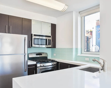 350 West 37th Street - Photo Thumbnail 1