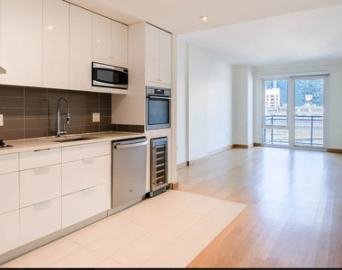West 37th Street - Photo Thumbnail 1