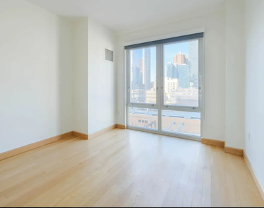 West 37th Street - Photo Thumbnail 12
