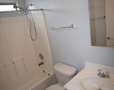 3400 Blue Earth Lane - Photo Thumbnail 9