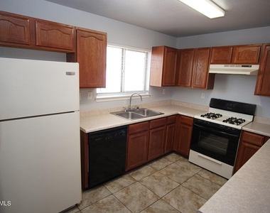 3400 Blue Earth Lane - Photo Thumbnail 5
