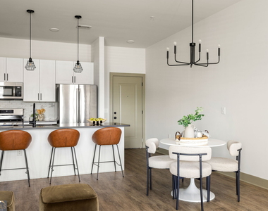 764 Memorial Drive Se - Photo Thumbnail 4