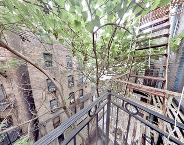 West 52nd Street - Photo Thumbnail 2