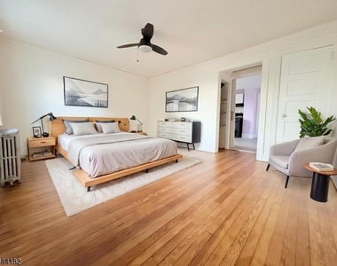 251 N 7th Ave - Photo Thumbnail 3