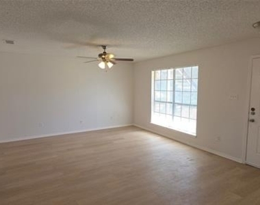 233 Vista Way - Photo Thumbnail 4