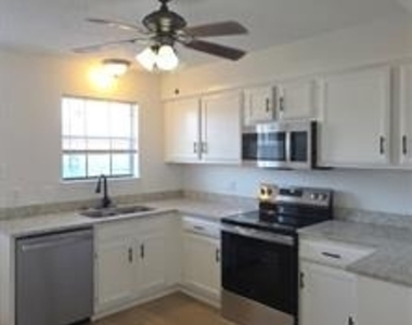 233 Vista Way - Photo Thumbnail 5