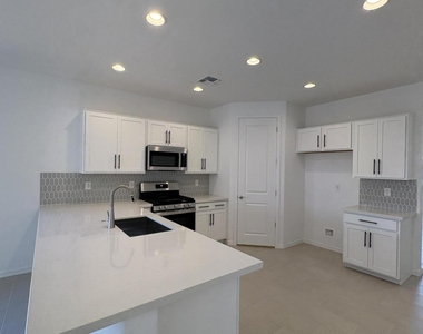 17613 W Georgia Avenue - Photo Thumbnail 12