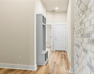 710 E Mcgee Street - Photo Thumbnail 5