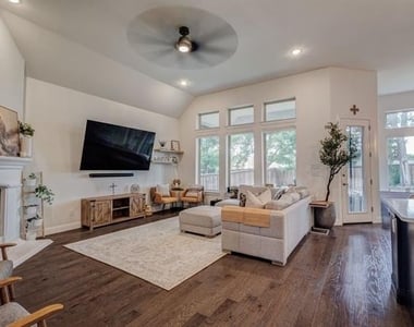 400 Headwaters Drive - Photo Thumbnail 7