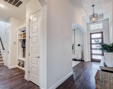 400 Headwaters Drive - Photo Thumbnail 4