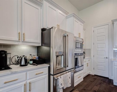 400 Headwaters Drive - Photo Thumbnail 12
