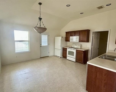 704 Corral Street - Photo Thumbnail 4