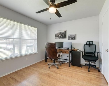 542 Del Mar Drive - Photo Thumbnail 3
