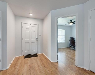 542 Del Mar Drive - Photo Thumbnail 2