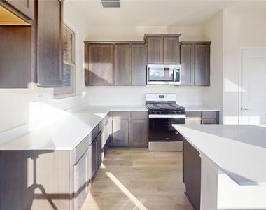3941 Oak Creek Circle - Photo Thumbnail 4