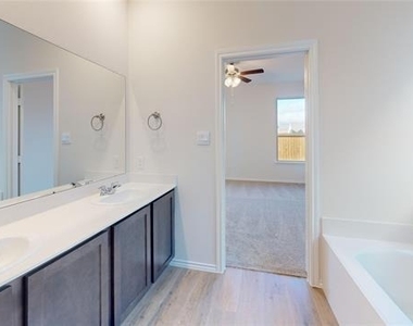 3941 Oak Creek Circle - Photo Thumbnail 8