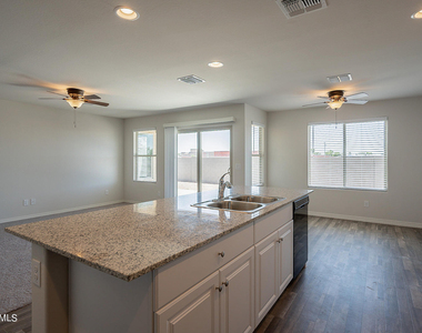 809 W Raymond Street - Photo Thumbnail 14