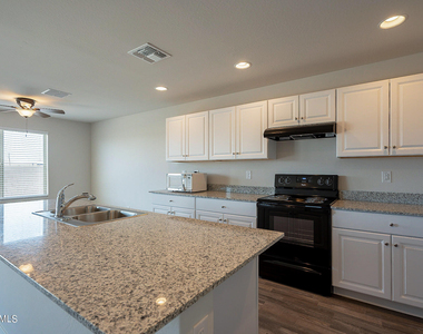 809 W Raymond Street - Photo Thumbnail 9