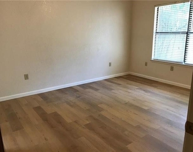 1406 Briarcrest Drive - Photo Thumbnail 8