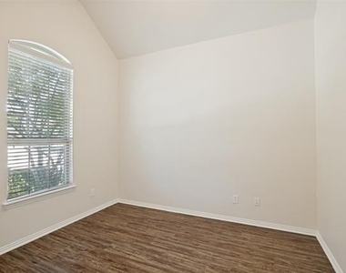 5112 Datewood Lane - Photo Thumbnail 10