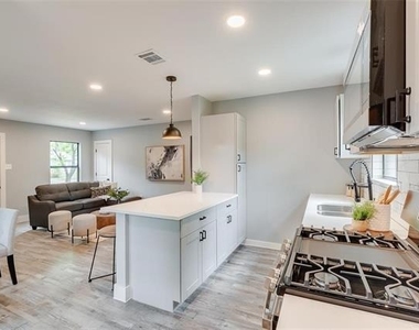 2124 Tisinger Avenue - Photo Thumbnail 7