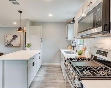 2124 Tisinger Avenue - Photo Thumbnail 6
