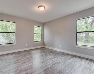2124 Tisinger Avenue - Photo Thumbnail 13