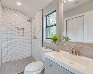 2124 Tisinger Avenue - Photo Thumbnail 10