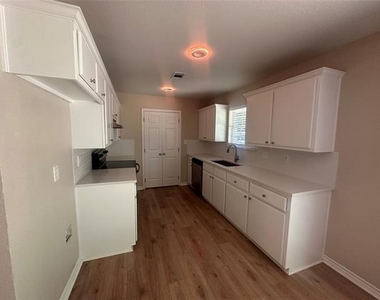 738 Wayne Avenue - Photo Thumbnail 5