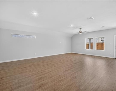 709 Summerberry Drive - Photo Thumbnail 5