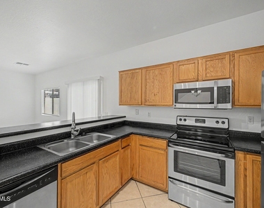 7027 W Lincoln Street - Photo Thumbnail 7