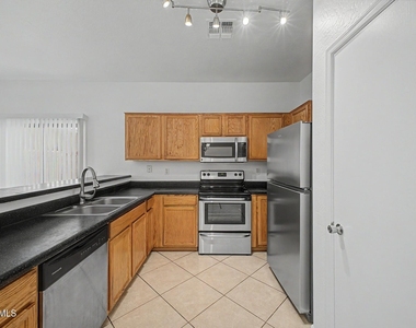 7027 W Lincoln Street - Photo Thumbnail 6