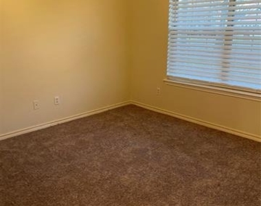 3241 Lexington Drive - Photo Thumbnail 13