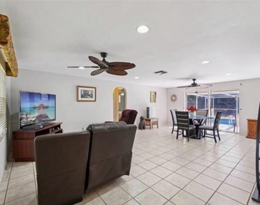 1116 Se 30th Terrace - Photo Thumbnail 11