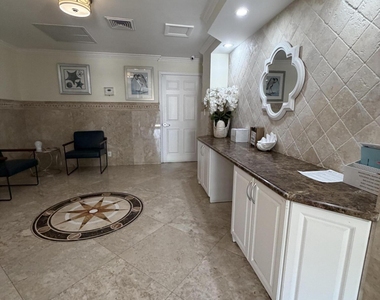 1160 Hillsboro Mile - Photo Thumbnail 32