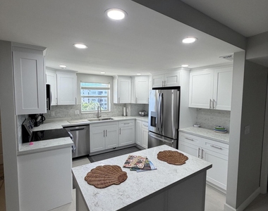 1160 Hillsboro Mile - Photo Thumbnail 6