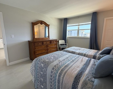 1160 Hillsboro Mile - Photo Thumbnail 21