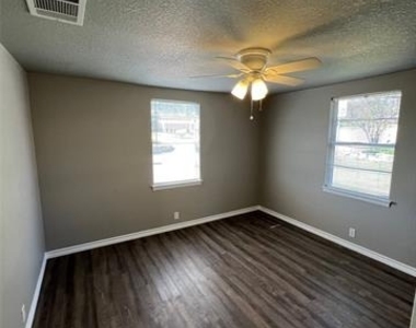 1106 Foster Lane - Photo Thumbnail 3