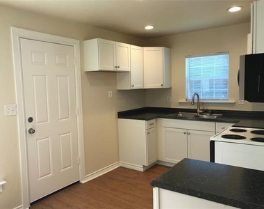 416 Shannon Street - Photo Thumbnail 8