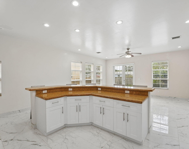 819 Sw 7th Avenue - Photo Thumbnail 4