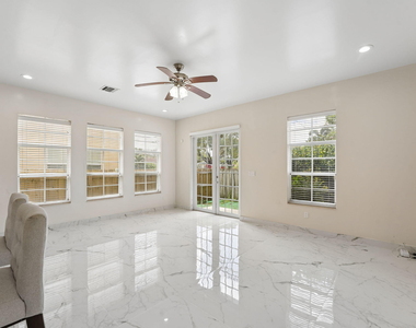 819 Sw 7th Avenue - Photo Thumbnail 2