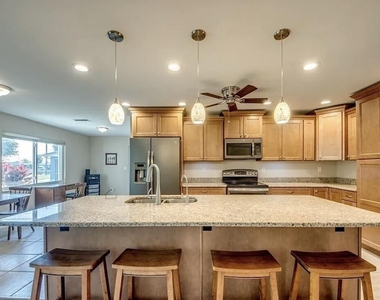 4425 Se 13th Avenue - Photo Thumbnail 1
