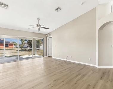 3320 Nw 9th Street W - Photo Thumbnail 2