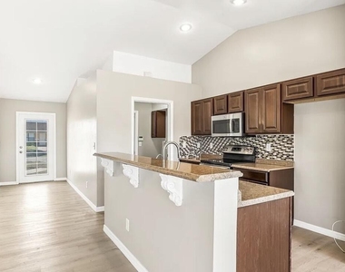 3320 Nw 9th Street W - Photo Thumbnail 4