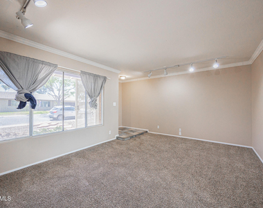 2812 S Cottonwood Drive - Photo Thumbnail 4