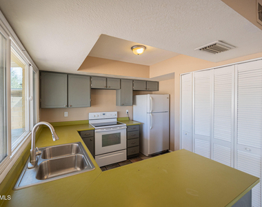 2812 S Cottonwood Drive - Photo Thumbnail 9